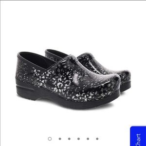 Like new Dansko Pewter Painted Leopard Patent Leather Nursing Clogs Sz 12 sz 42